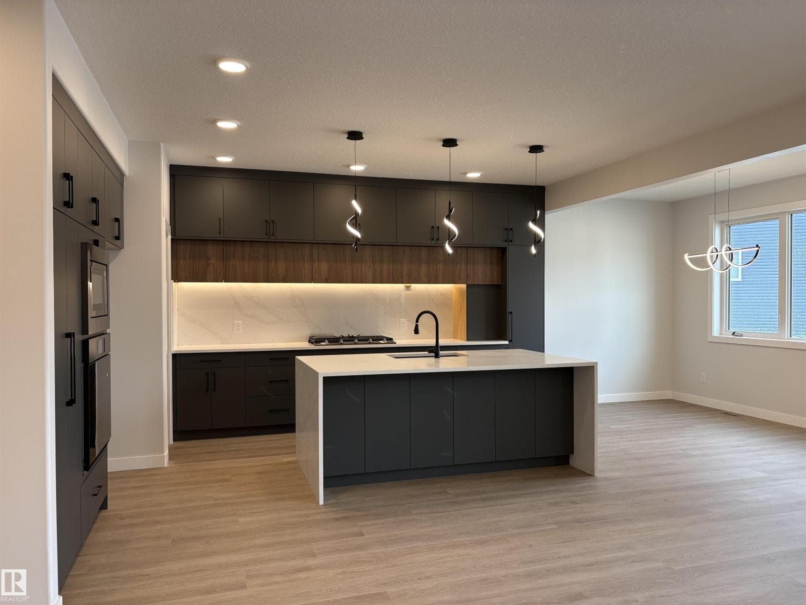 1039 151 Ave NW — photo 3