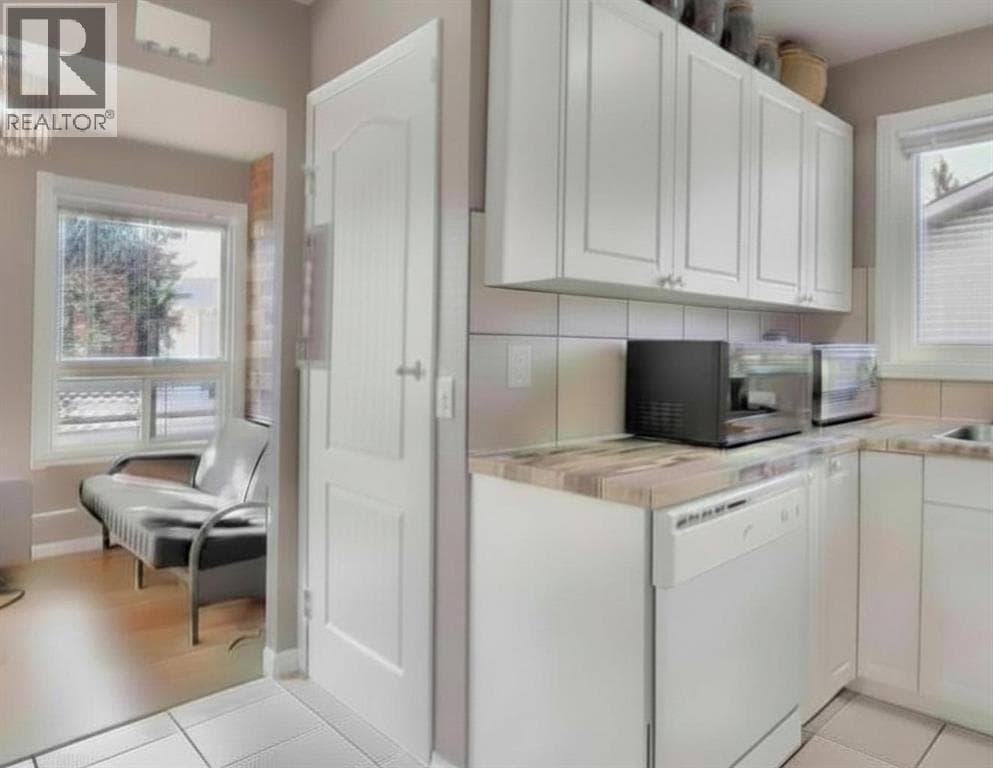 1004 Penrith Crescent SE — photo 3