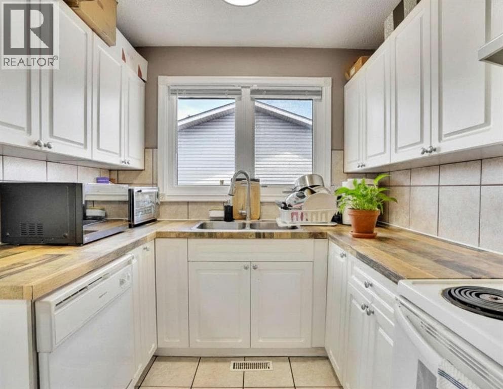 1004 Penrith Crescent SE — photo 5