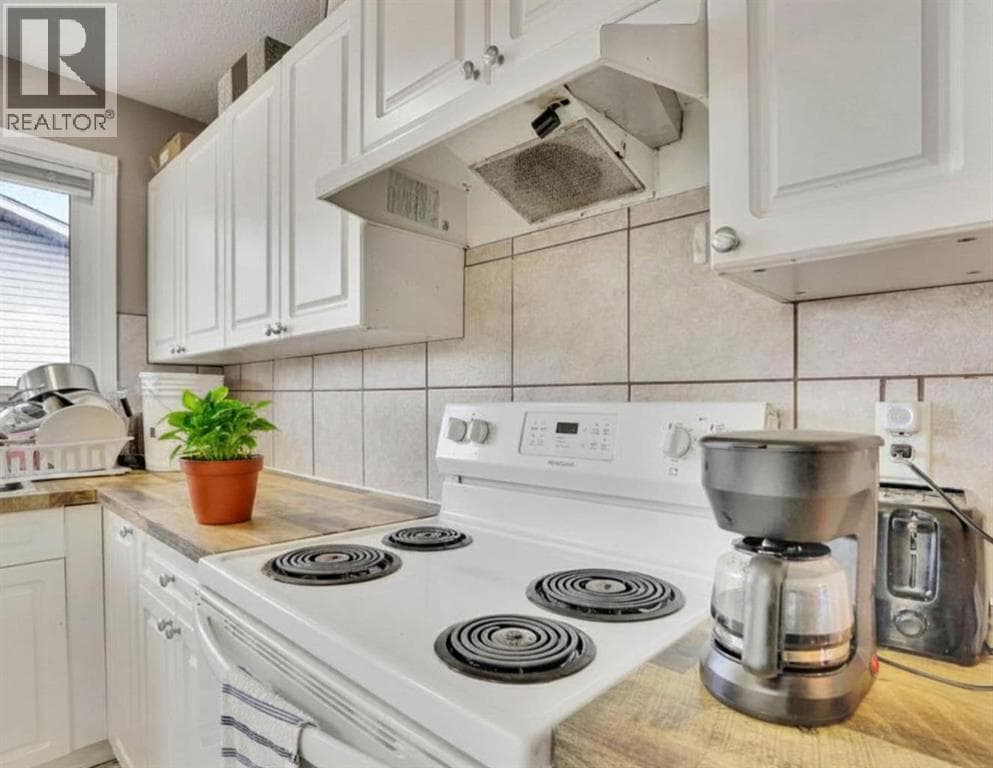 1004 Penrith Crescent SE — photo 4