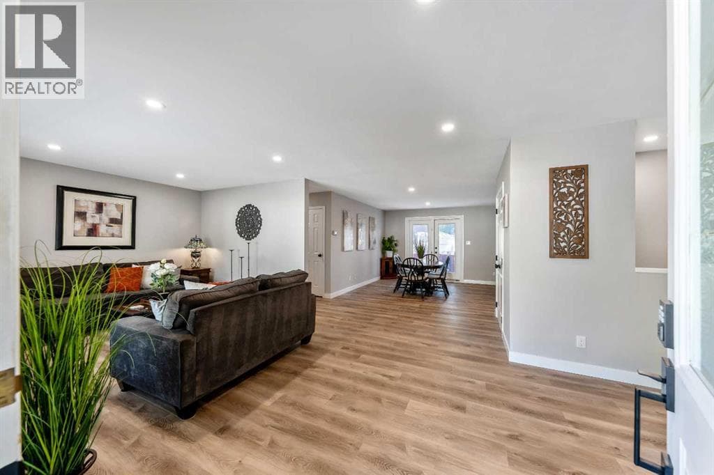 10423 Mapleridge Crescent SE — photo 2