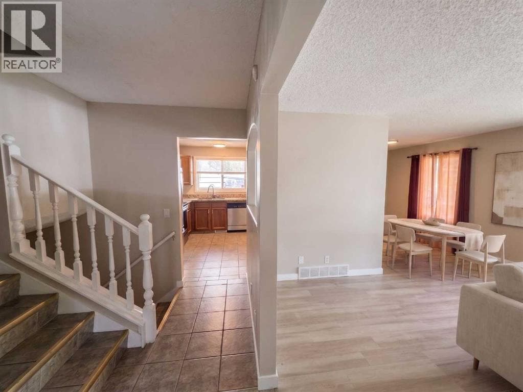 1095 Berkley Drive NW — photo 3