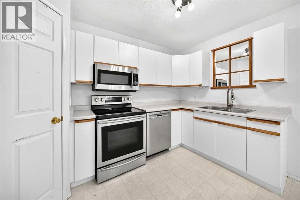 5 23 Avenue Close — photo 3