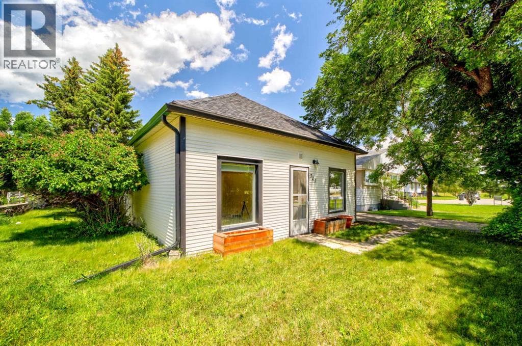 727 McDougall Street — photo 2