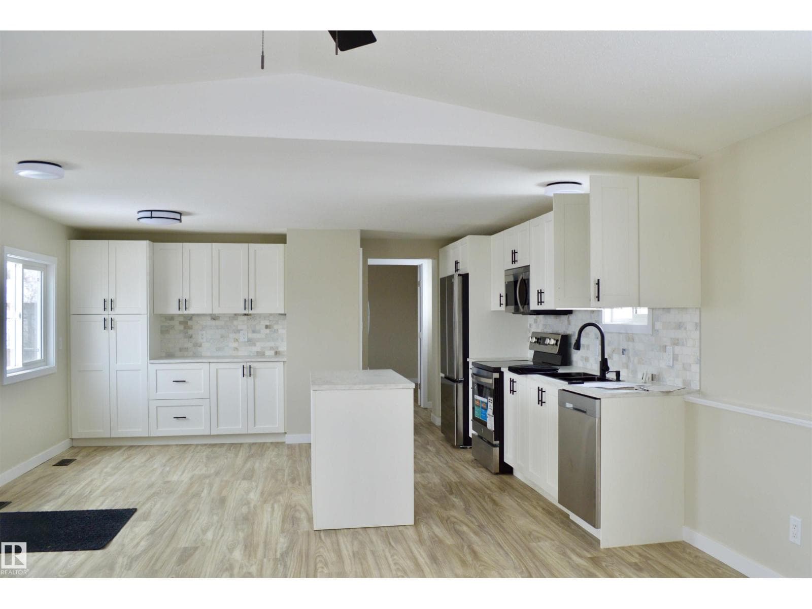 735 Parkland — photo 3