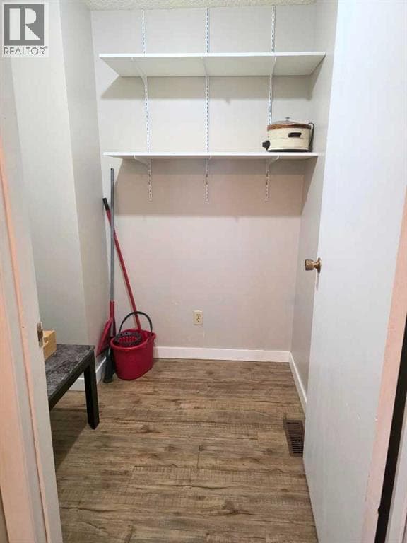 709 Hammond Drive S — photo 4