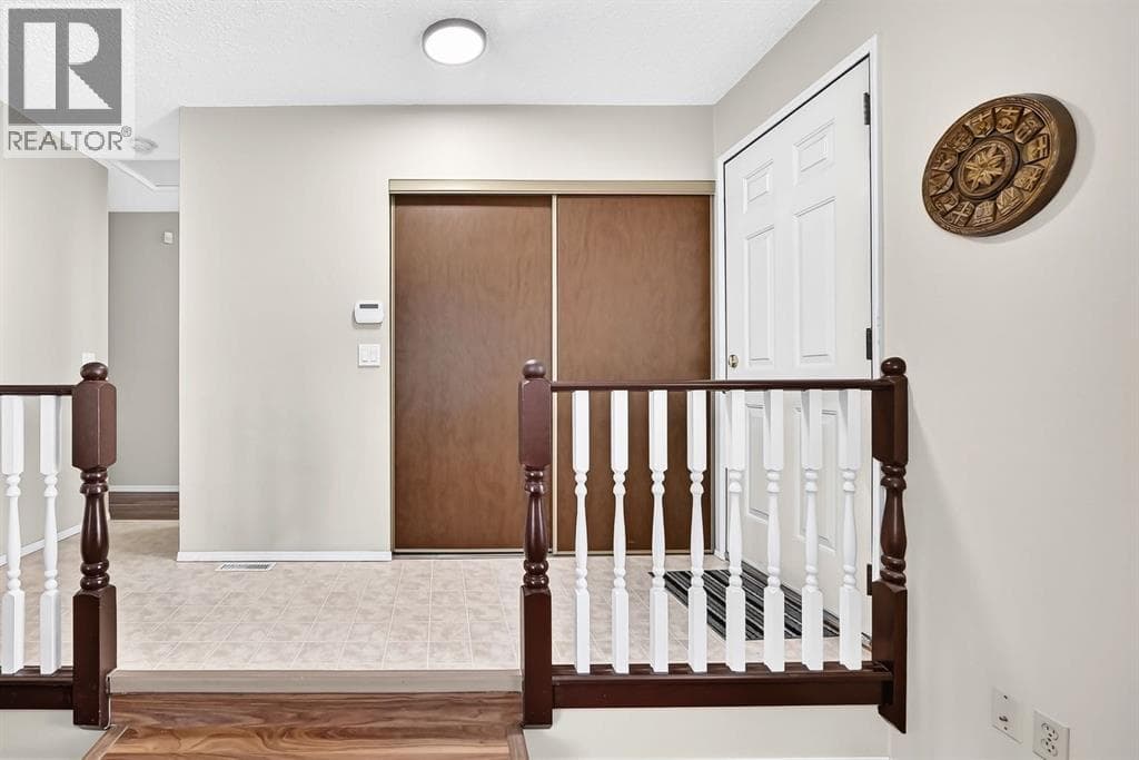 108 Falconridge Close NE — photo 5