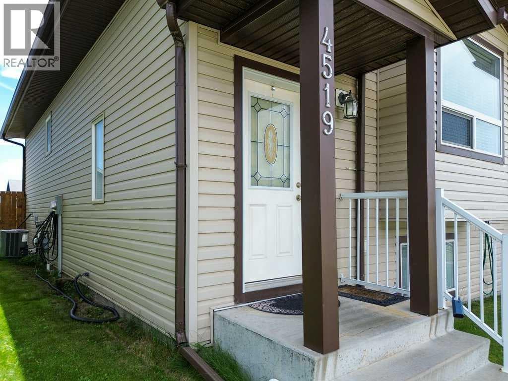 4519 45 Avenue Close Avenue Close — photo 3