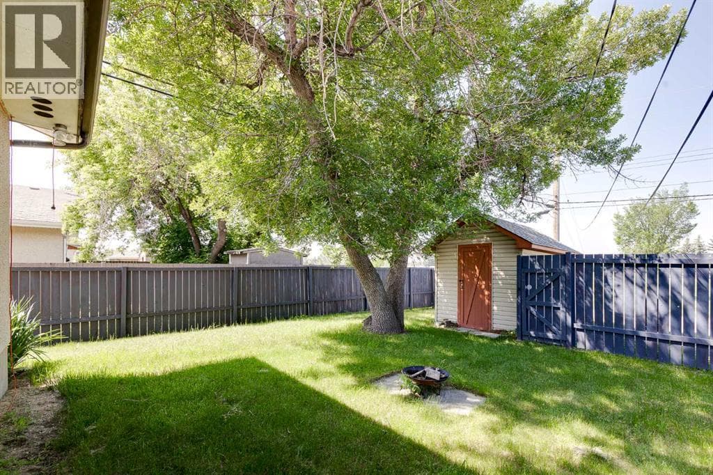933 Marcombe Drive NE — photo 2
