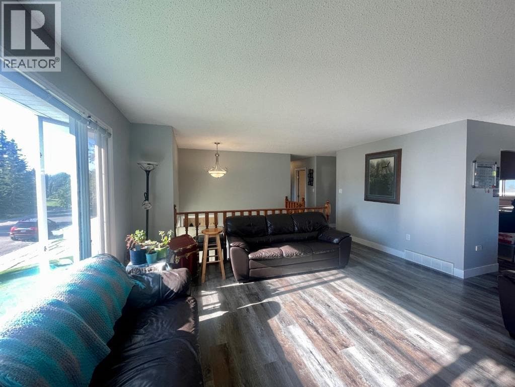 5301 15 Ave — photo 2