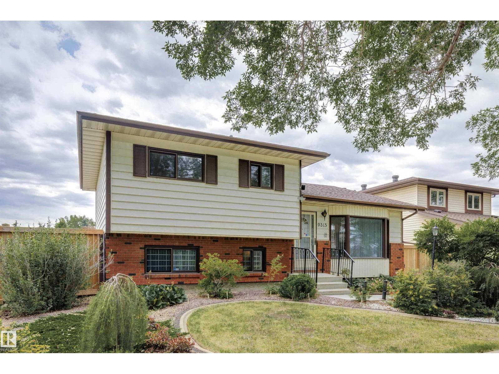 9315 168 AV NW — photo 2