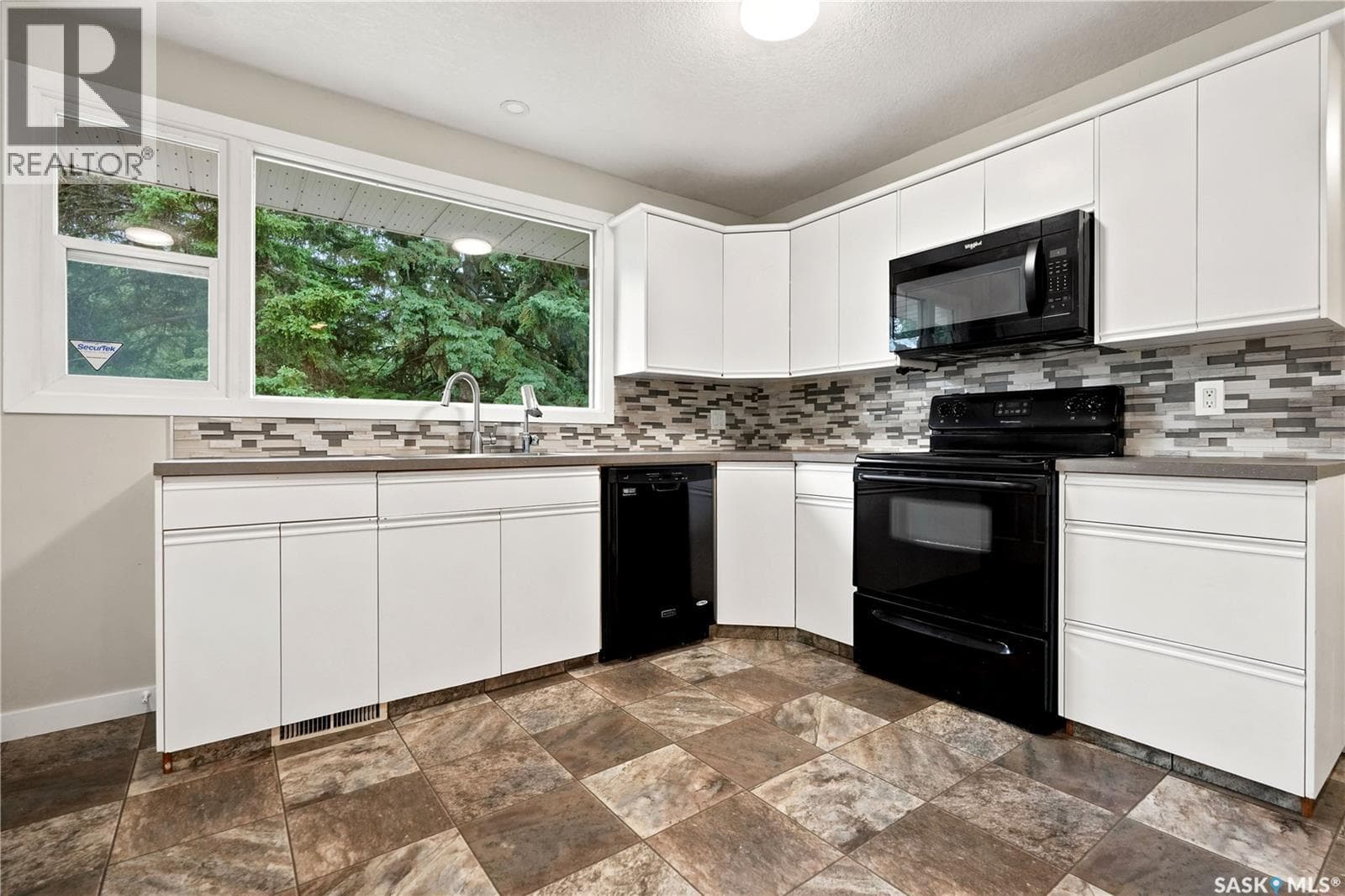 110 McCannel STREET — photo 5
