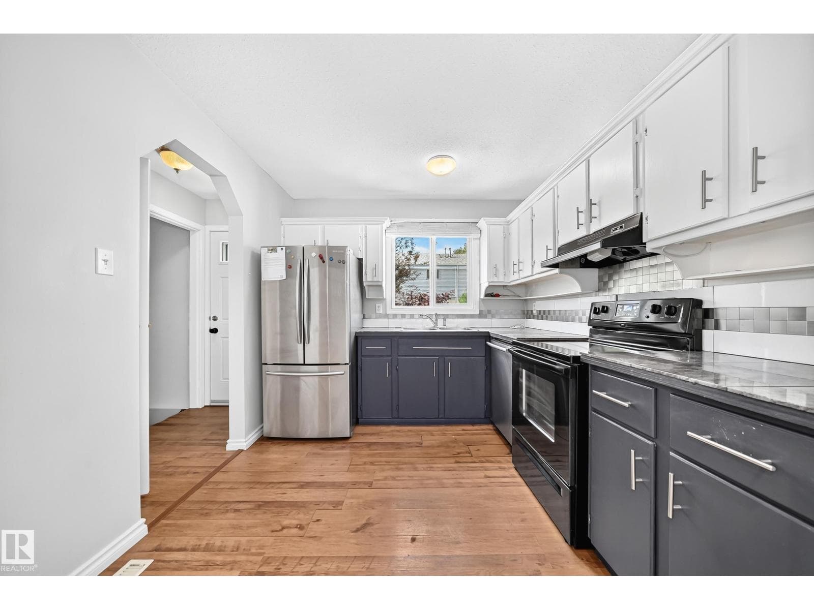 32 MCLEOD PL NW