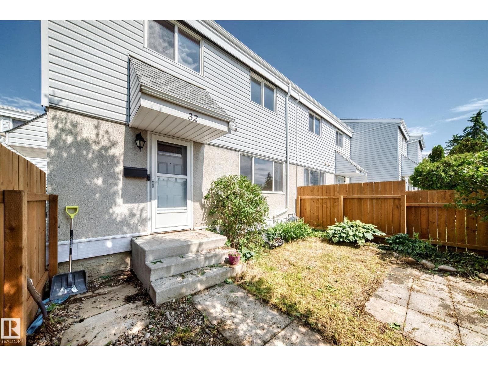 32 MCLEOD PL NW — photo 2