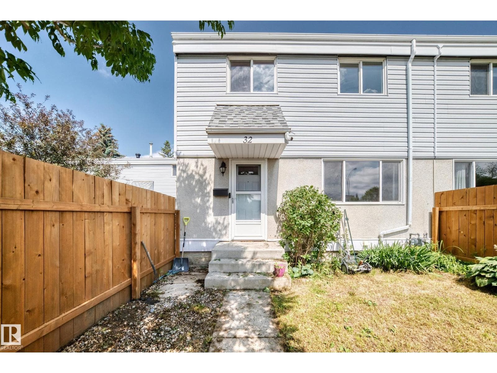 32 MCLEOD PL NW — photo 3