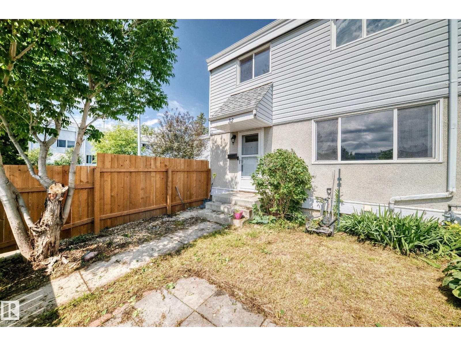 32 MCLEOD PL NW — photo 4