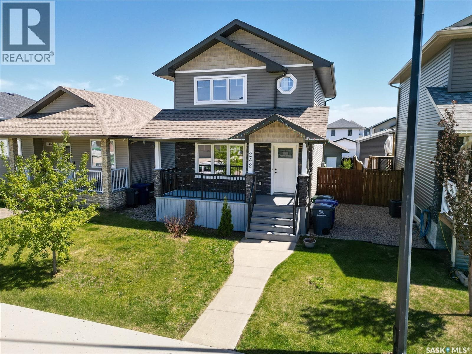 242 Geary CRESCENT — photo 2