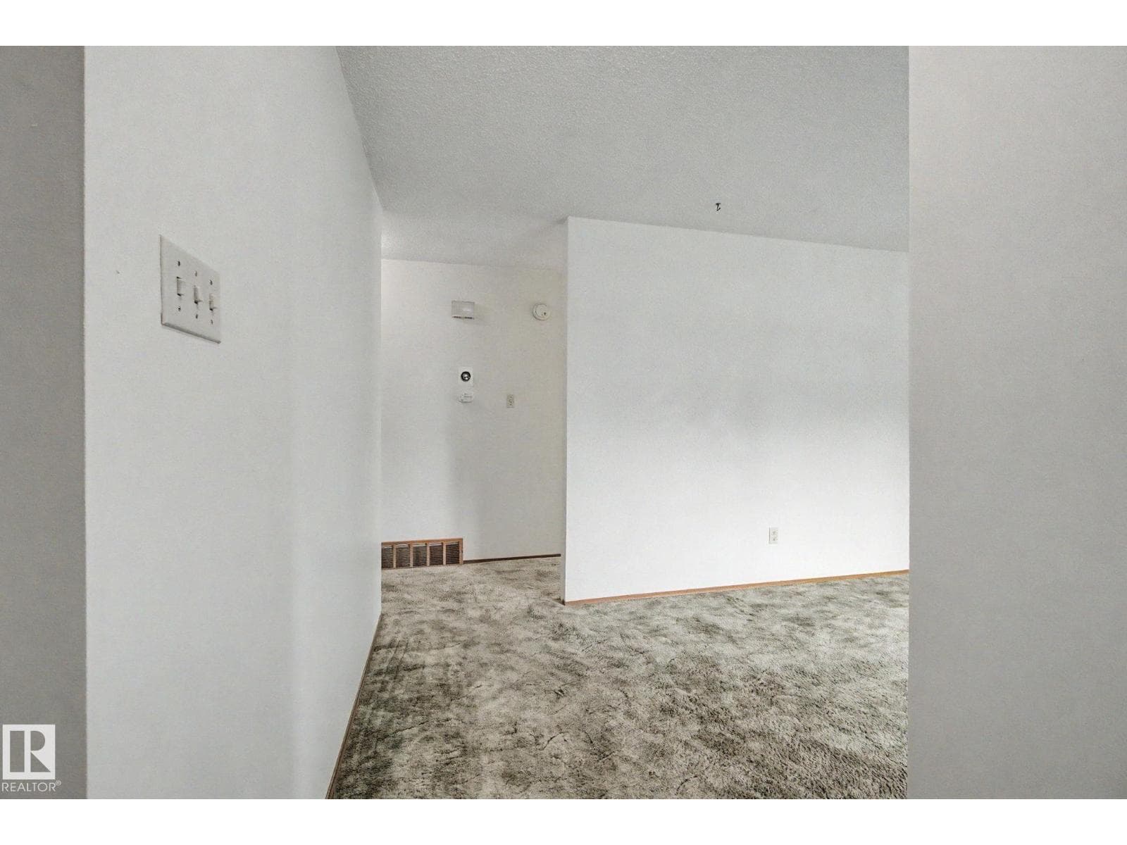 8115 169 ST NW — photo 4