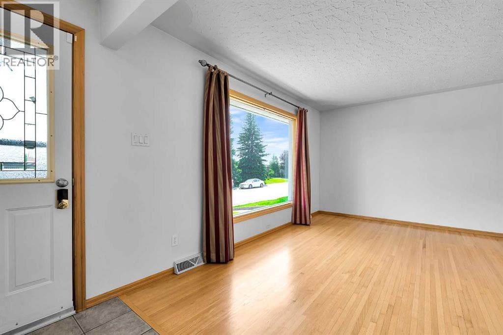 5247 Thomas Street NE — photo 2