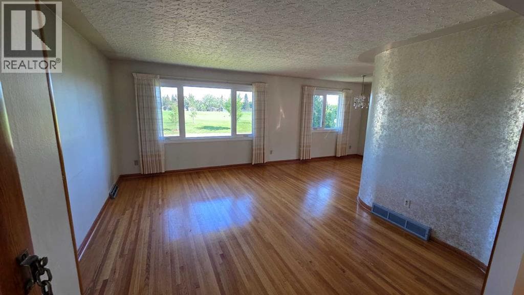4907 10 Avenue SW — photo 3