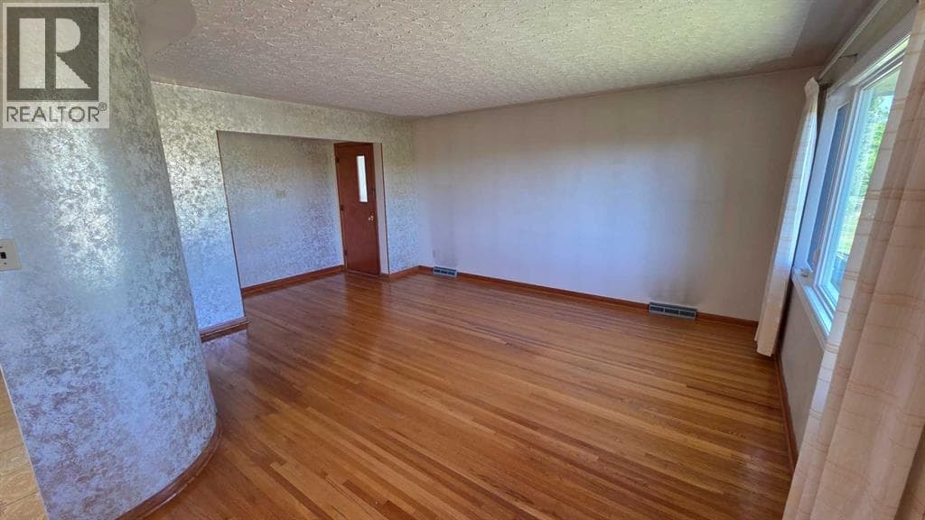 4907 10 Avenue SW — photo 4