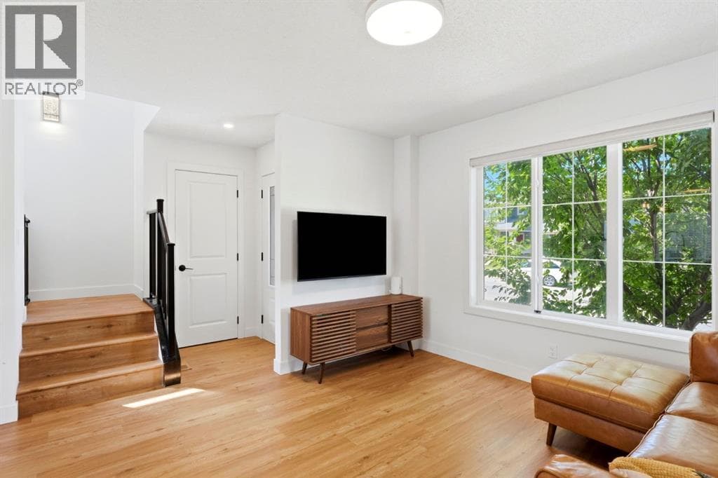 564 Evanston Drive NW — photo 2
