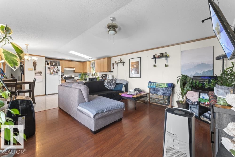 52 4405 50 AV — photo 3