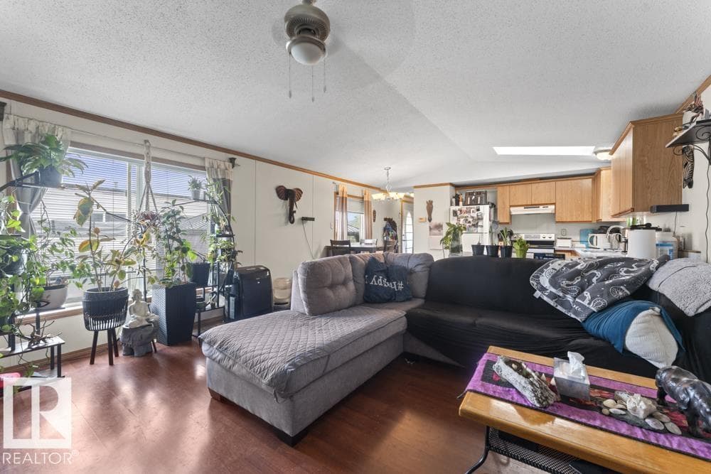 52 4405 50 AV — photo 2