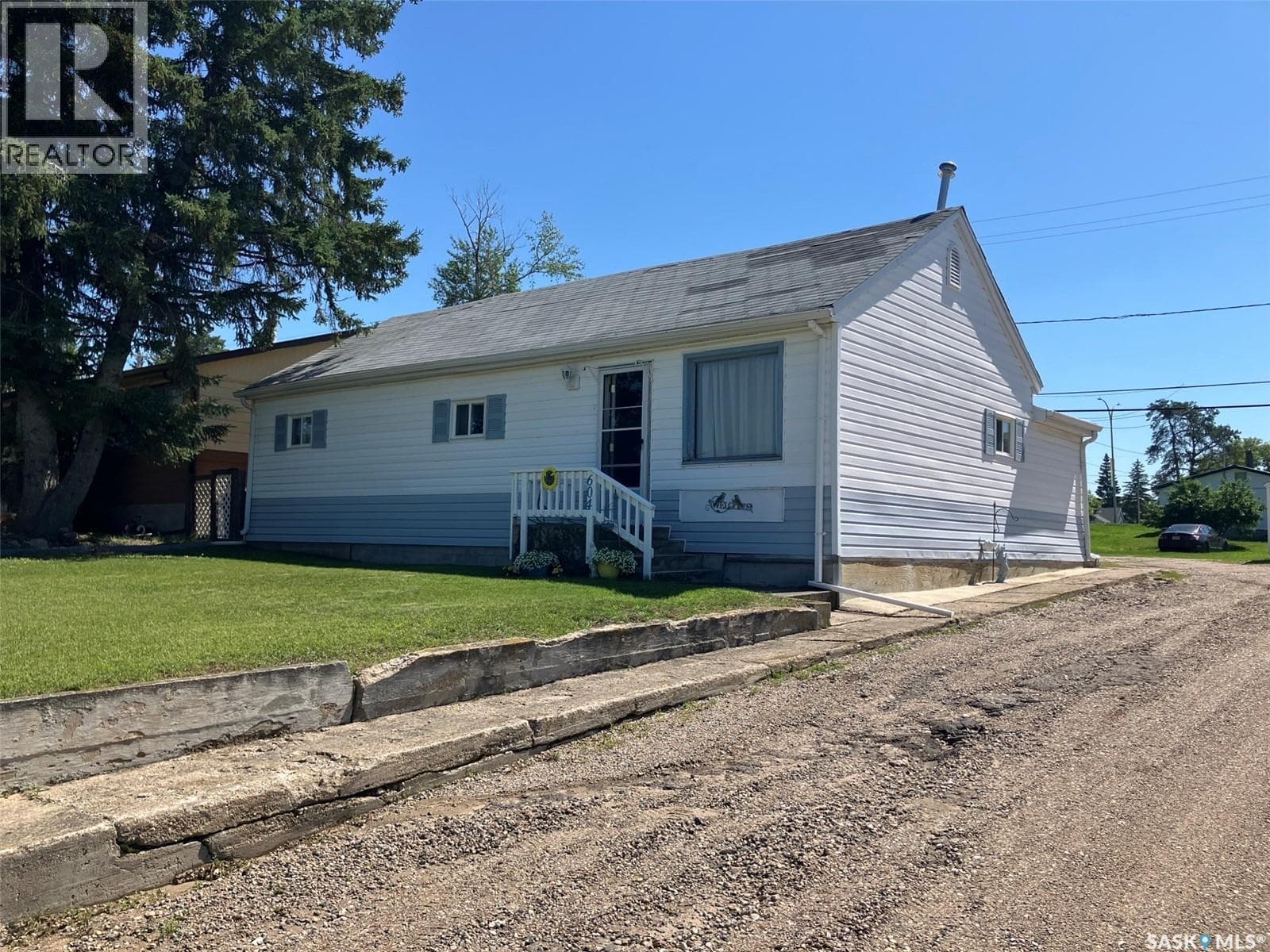 604 Railway AVENUE W — photo 2
