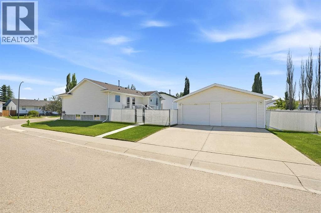 109 Logan Close — photo 2