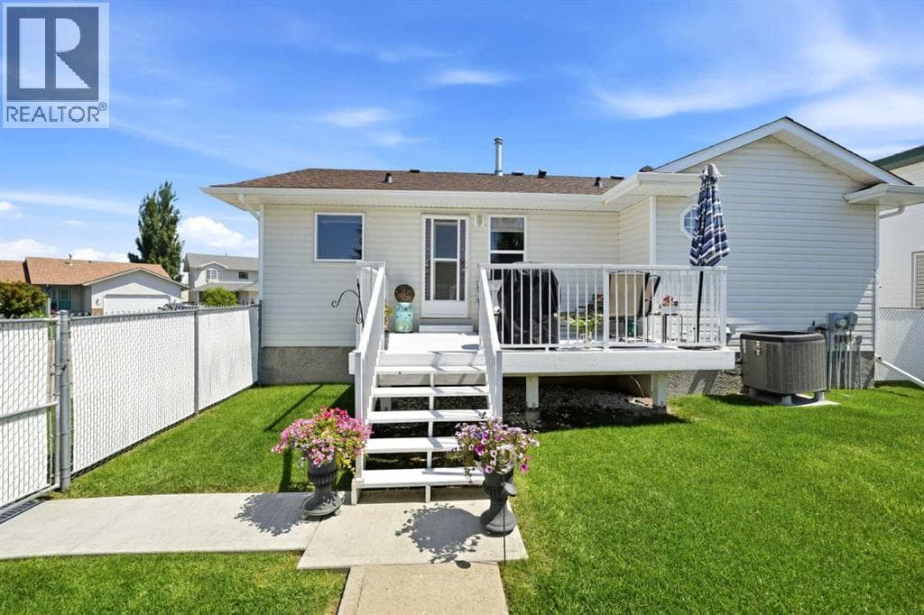 109 Logan Close — photo 3