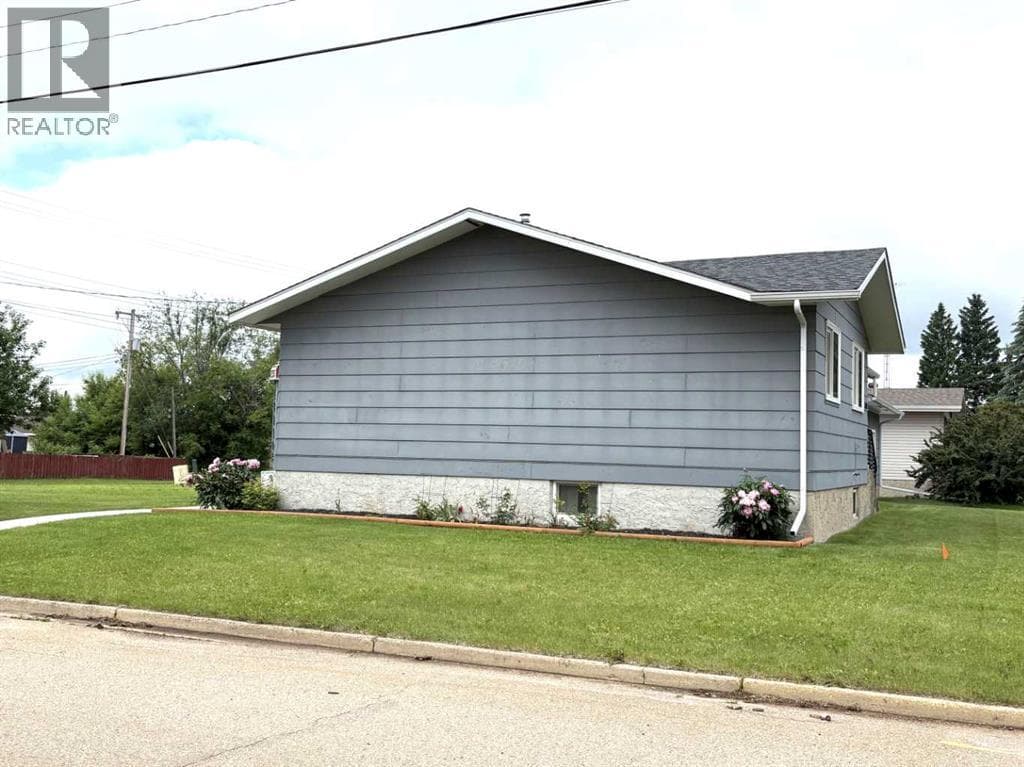 5402 47 Avenue W — photo 3