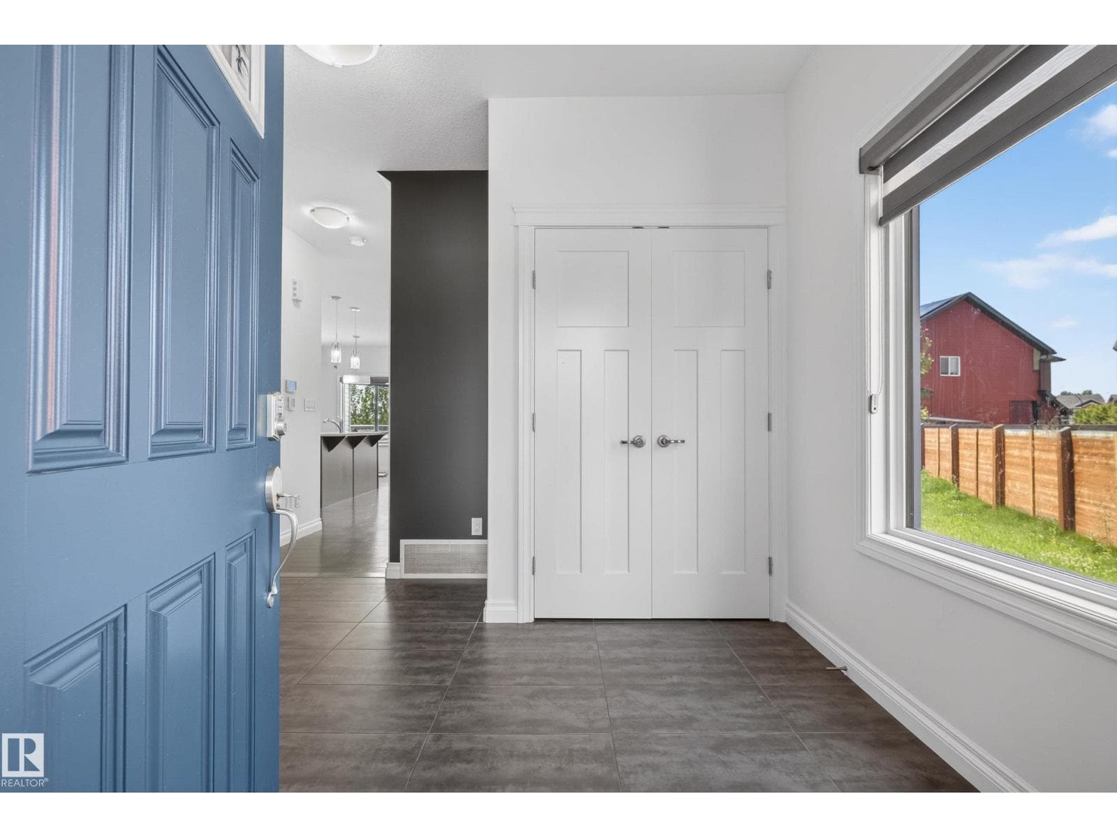720 CHARLESWORTH WY SW — photo 4