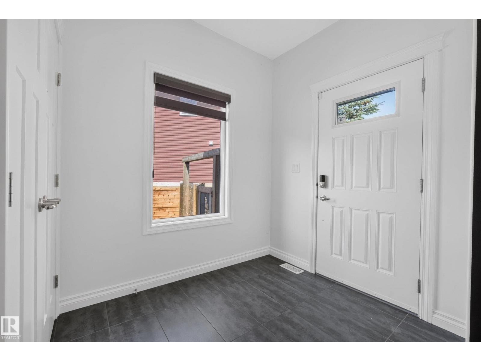 720 CHARLESWORTH WY SW — photo 5