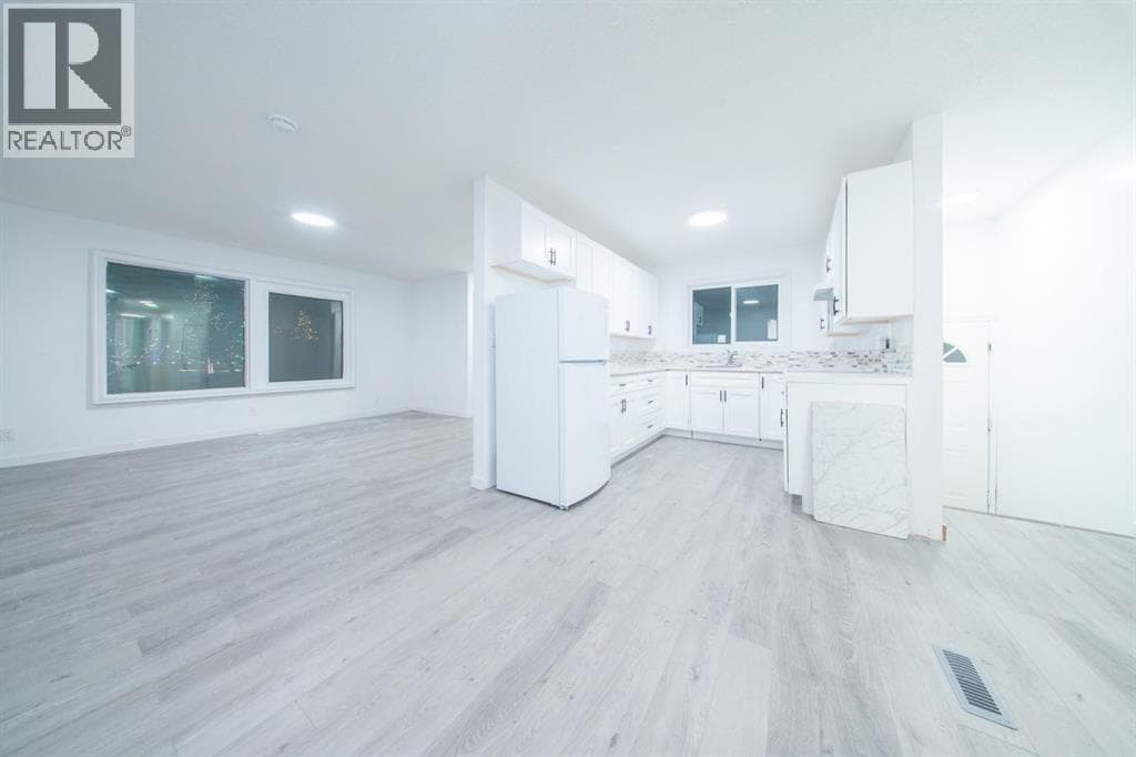 5402 54 Street — photo 2