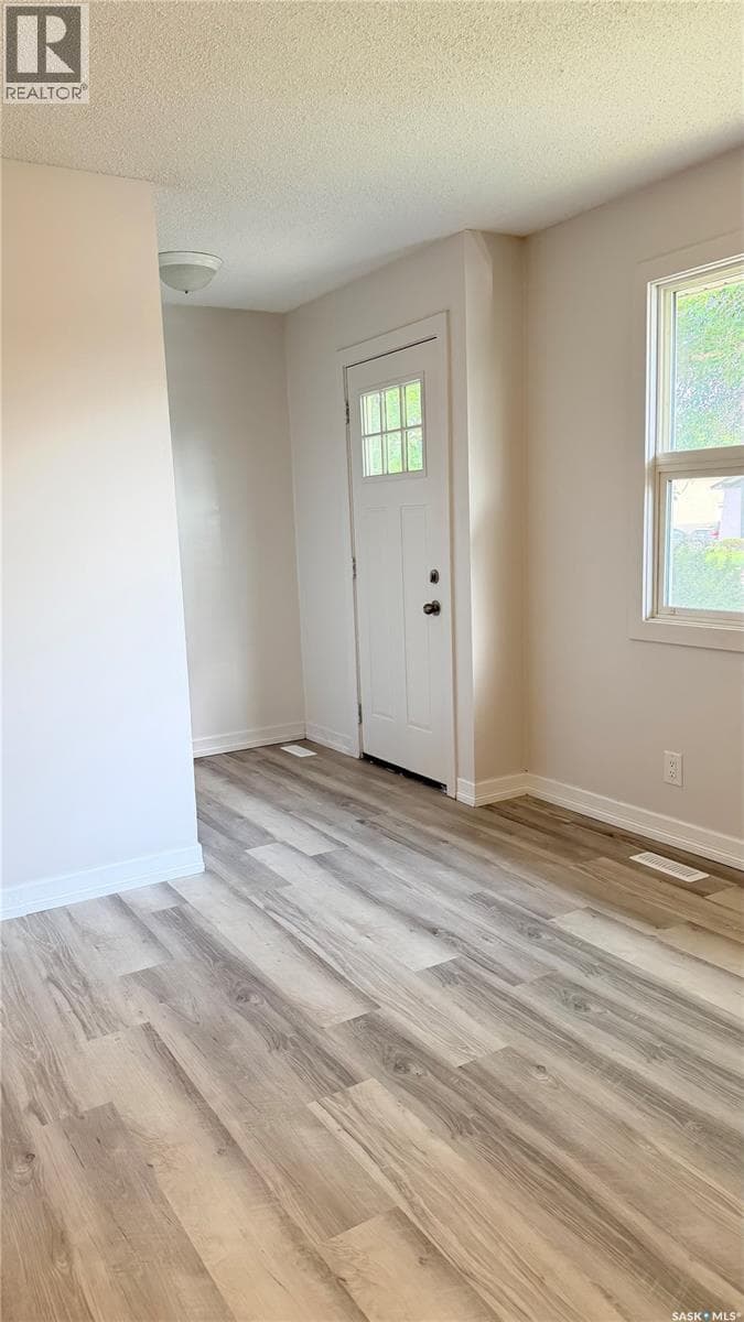 649 Douglas CRESCENT — photo 2
