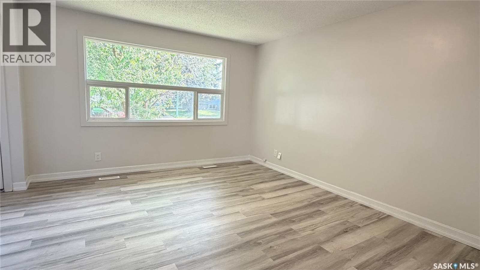 649 Douglas CRESCENT — photo 3