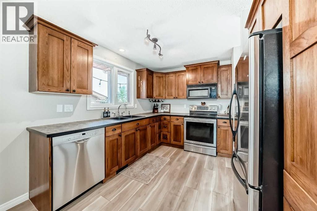 8 Haliburton Crescent — photo 4