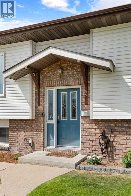 92 Sharpe Crescent SE — photo 2