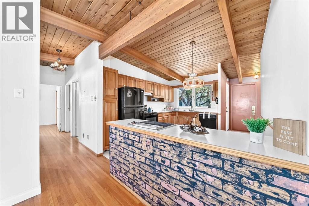 1460 Northmount Drive NW — photo 3