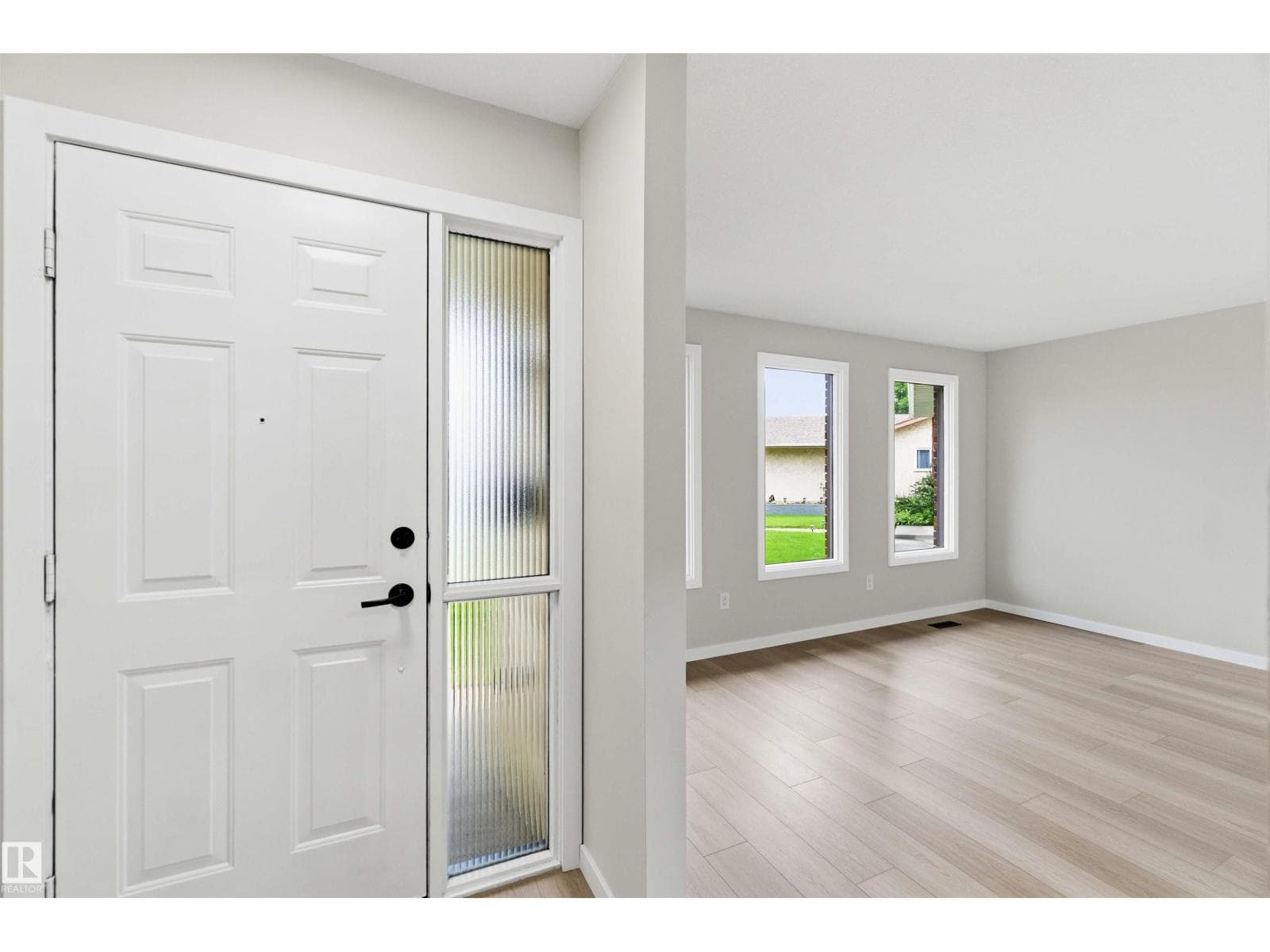 7715 15 AV NW — photo 2