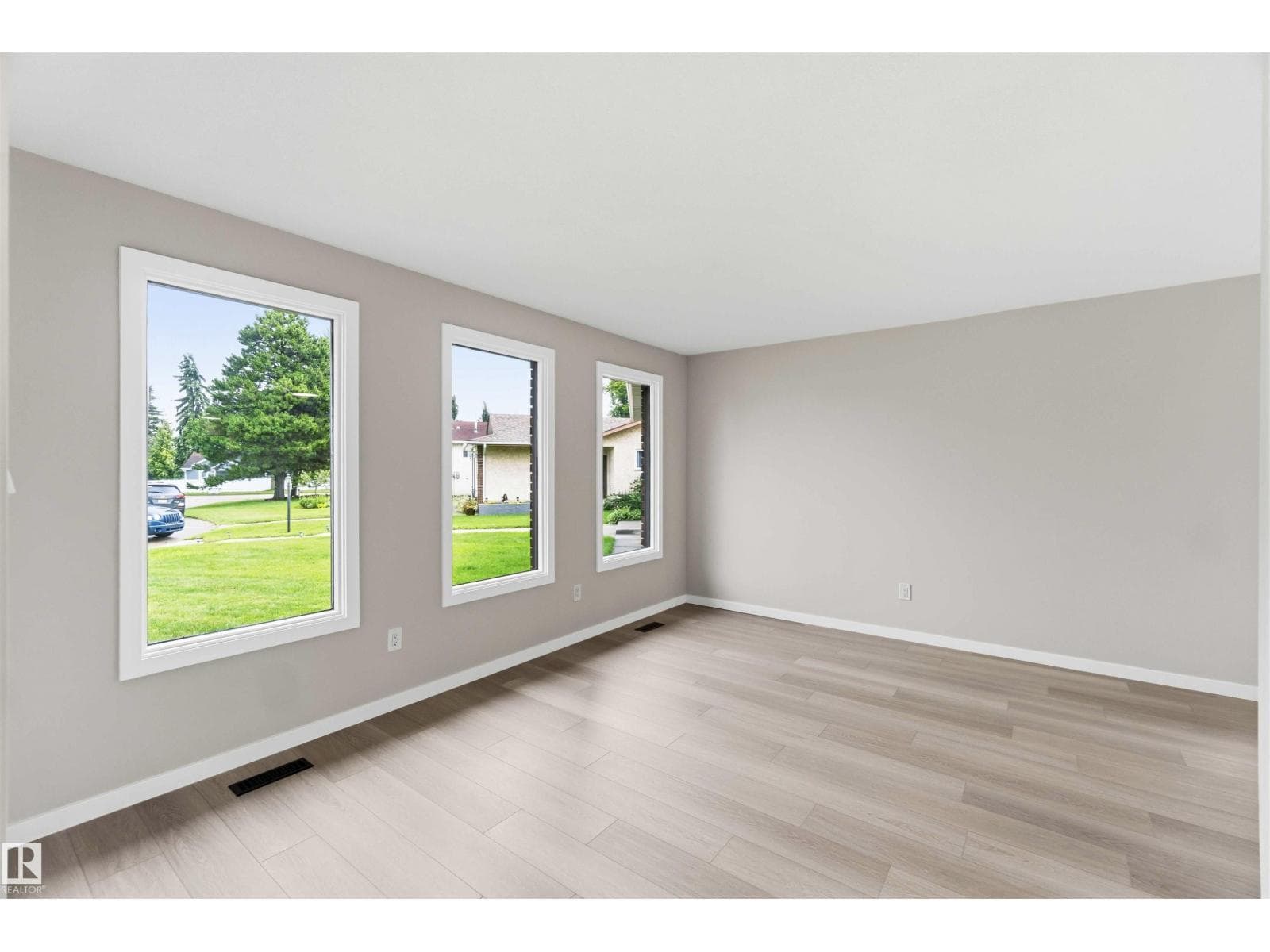 7715 15 AV NW — photo 4