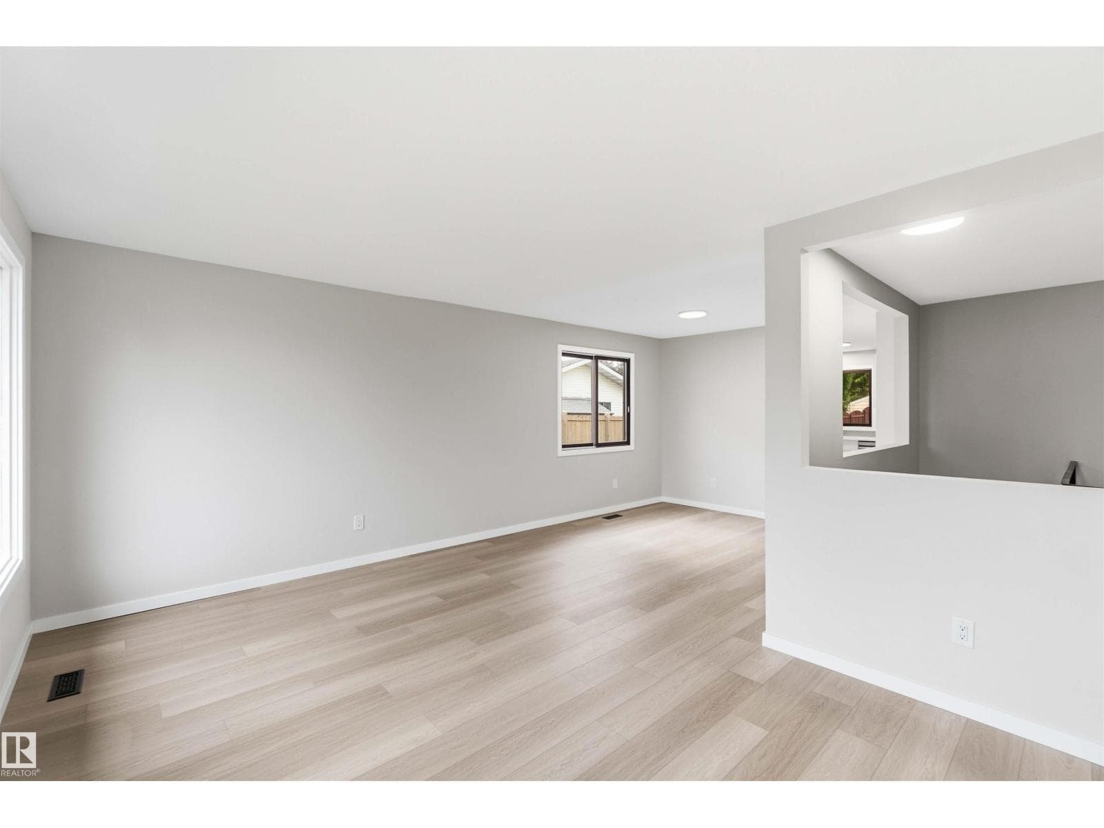 7715 15 AV NW — photo 5