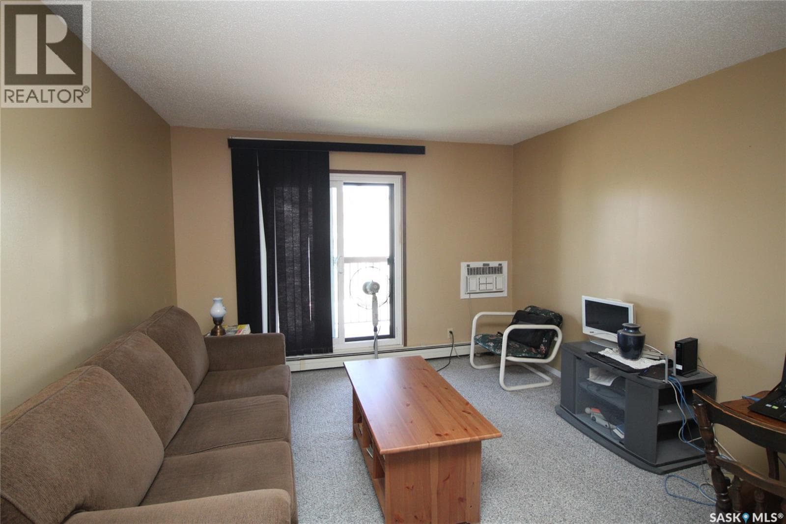 305 215 Tait PLACE — photo 2