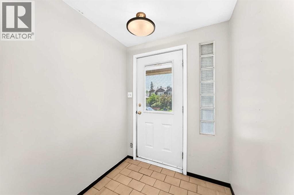 2028 Westmount Road NW — photo 4