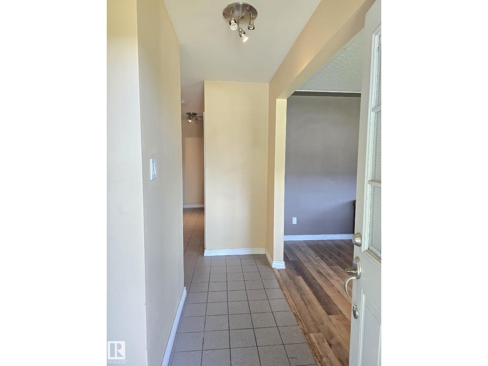 9616 63 AV NW — photo 2