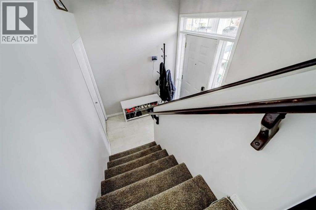106 Peigan Court W — photo 4