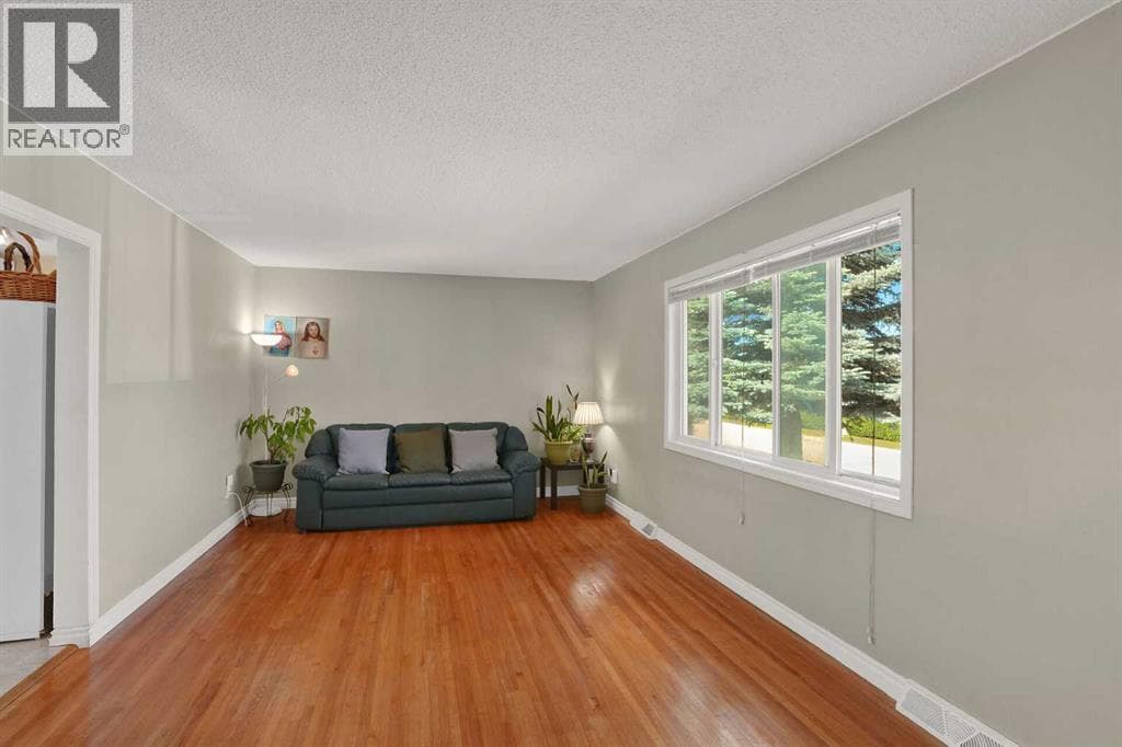 10315 8 Street SW — photo 3