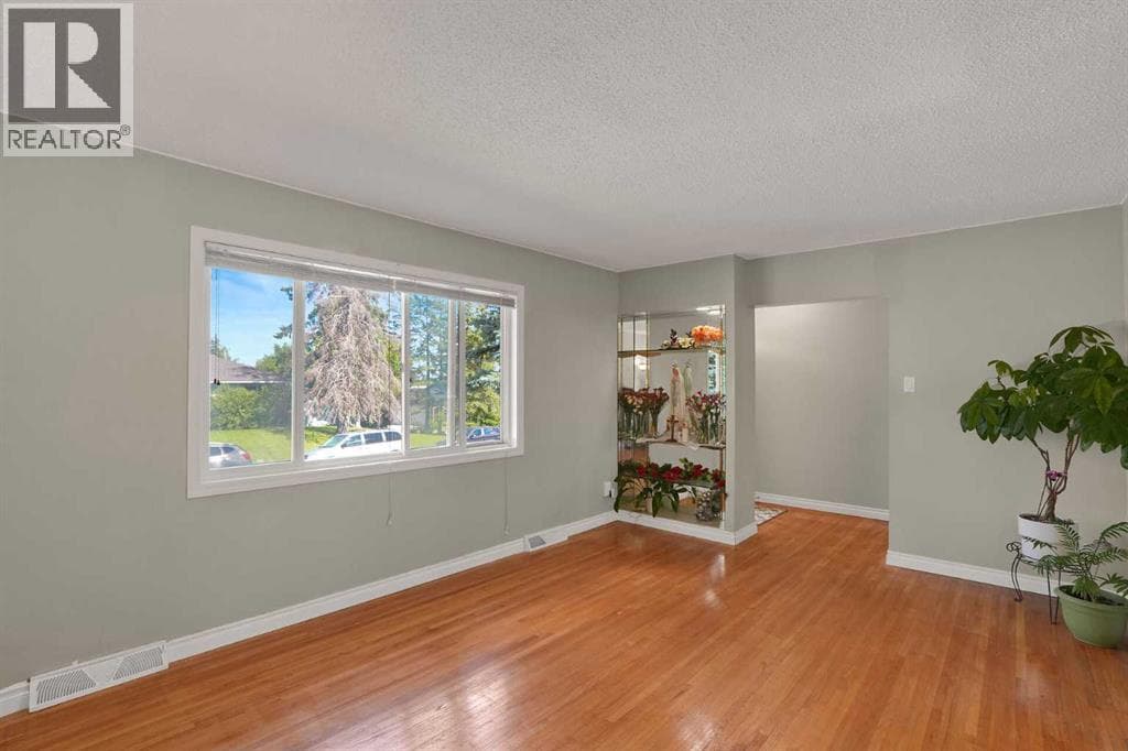 10315 8 Street SW — photo 4