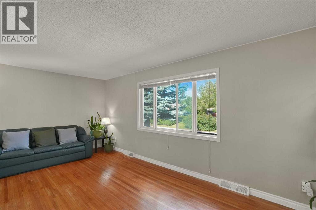 10315 8 Street SW — photo 5